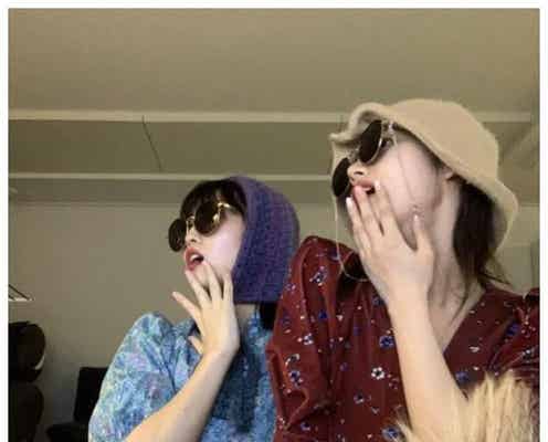 TWICEモモ&サナ、“真夜中のライブ配信”2ショット公開 美くびれにも注目集まる