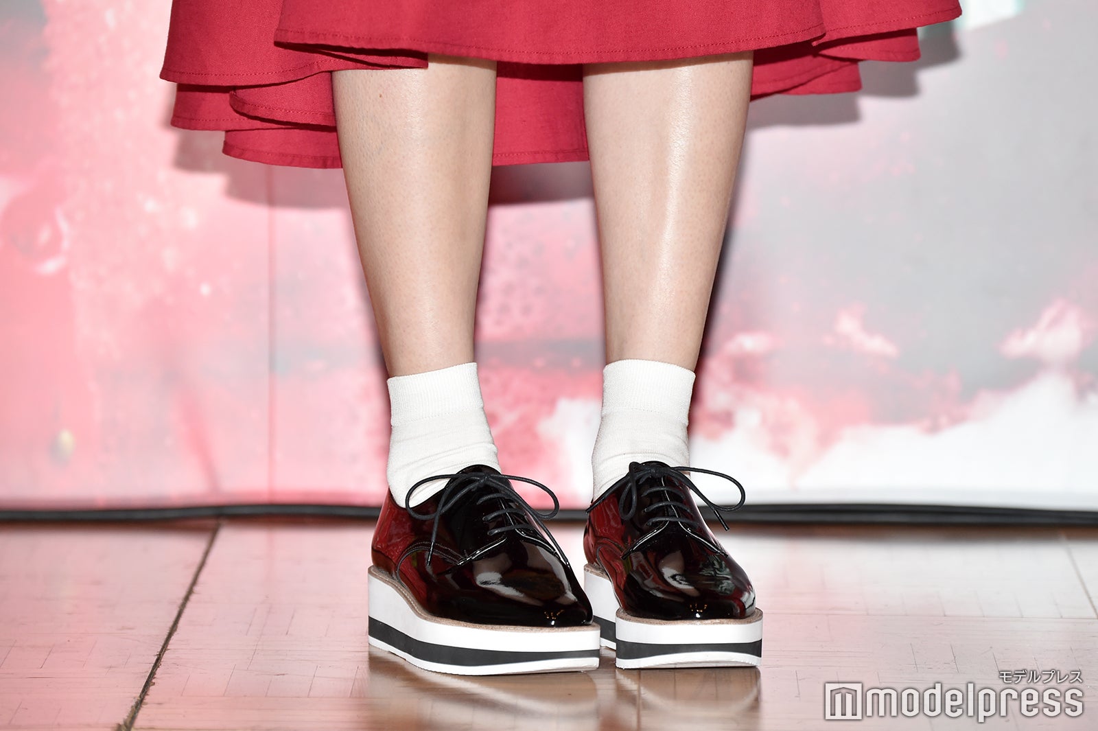 江野沢愛美の足元（C）モデルプレス