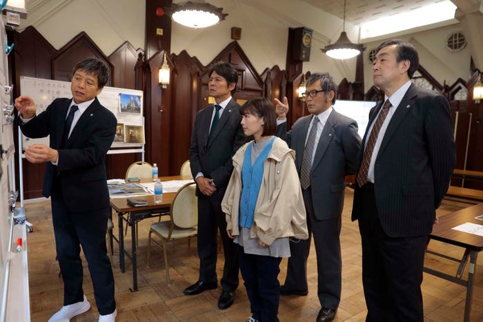 (左から)勝村政信、織田裕二、伊藤沙莉、渡辺いっけい、菅原大吉「シッコウ!!~犬と私と執行官~」最終話より(C)テレビ朝日