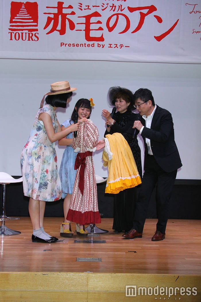 8月の本公演で使用される衣装“パフスリーブ”も公開