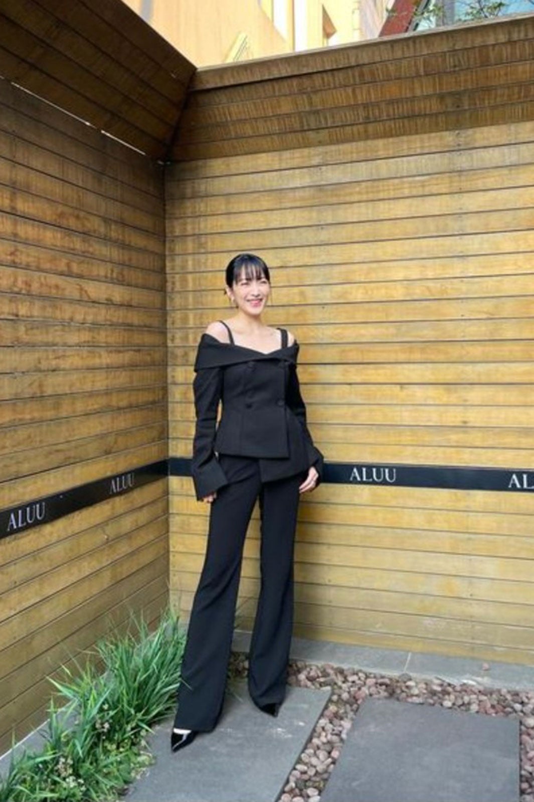 知英、“美デコルテ＆背中見せ”セットアップ姿「美人すぎる」「スタイル抜群」と話題