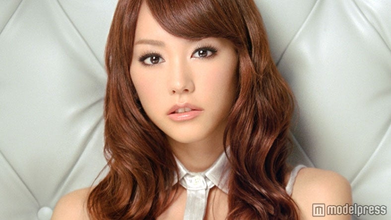 嵐・松本潤、桐谷美玲を見つめ…そしてキス