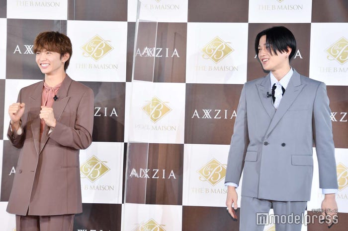 勝って喜ぶ佐藤大樹、負けて悔しがる八木勇征 (C)モデルプレス