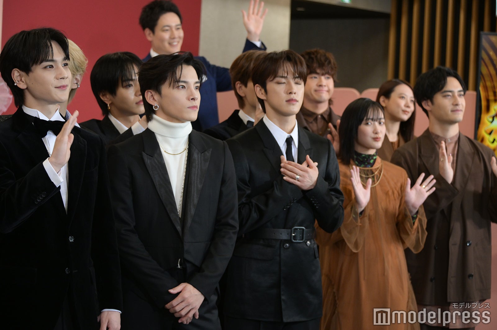 手を振るJO1、緑黄色社会ら（C）モデルプレス