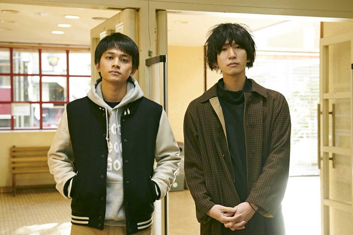 「明け方の若者たち」北村匠海、カツセマサヒコ/現場でのツーショット写真(提供写真)
br/