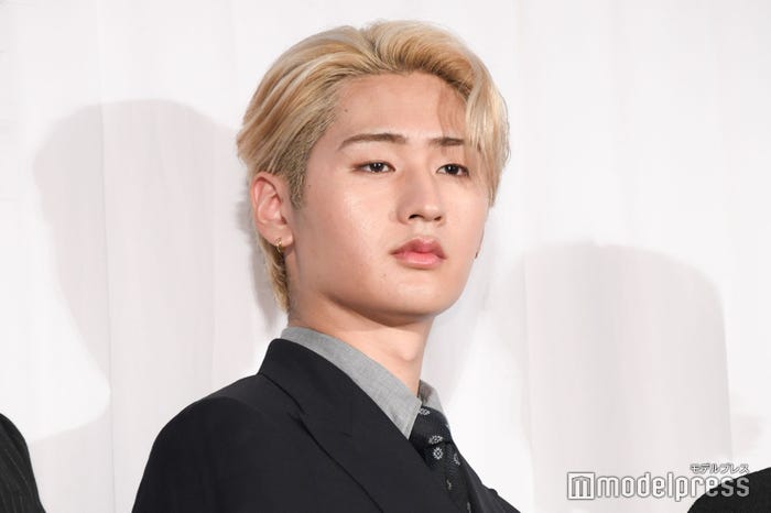 目にかかる髪がクールな猪狩蒼弥(C)モデルプレス