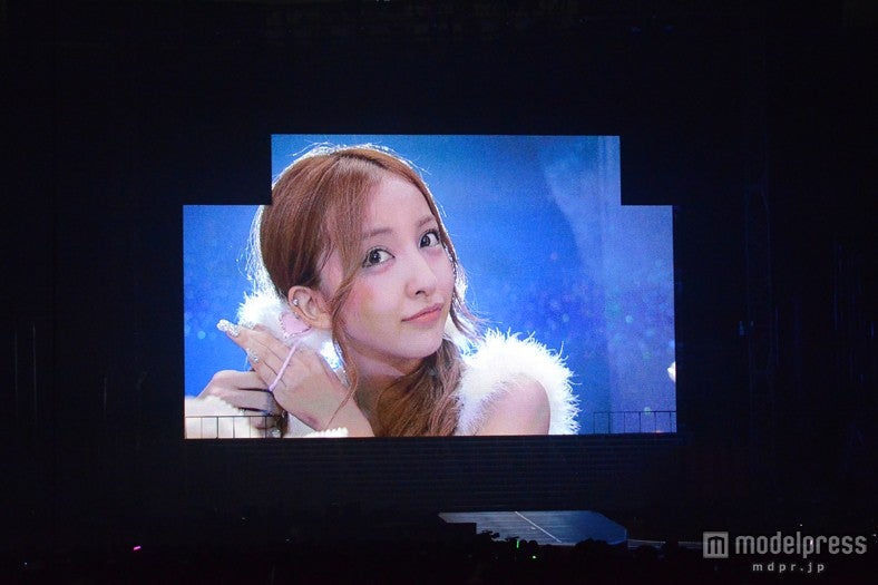 公開ヘアチェンジをする板野友美