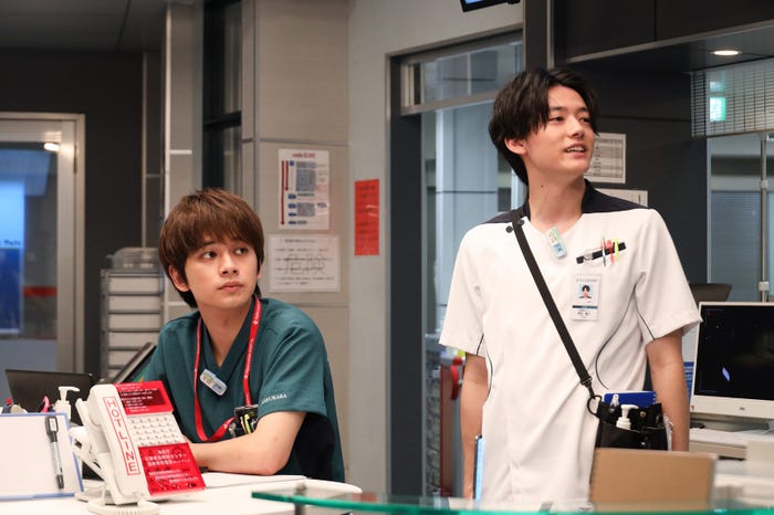 北村匠海、櫻井海音「ナイト・ドクター」第7話より(C)フジテレビ