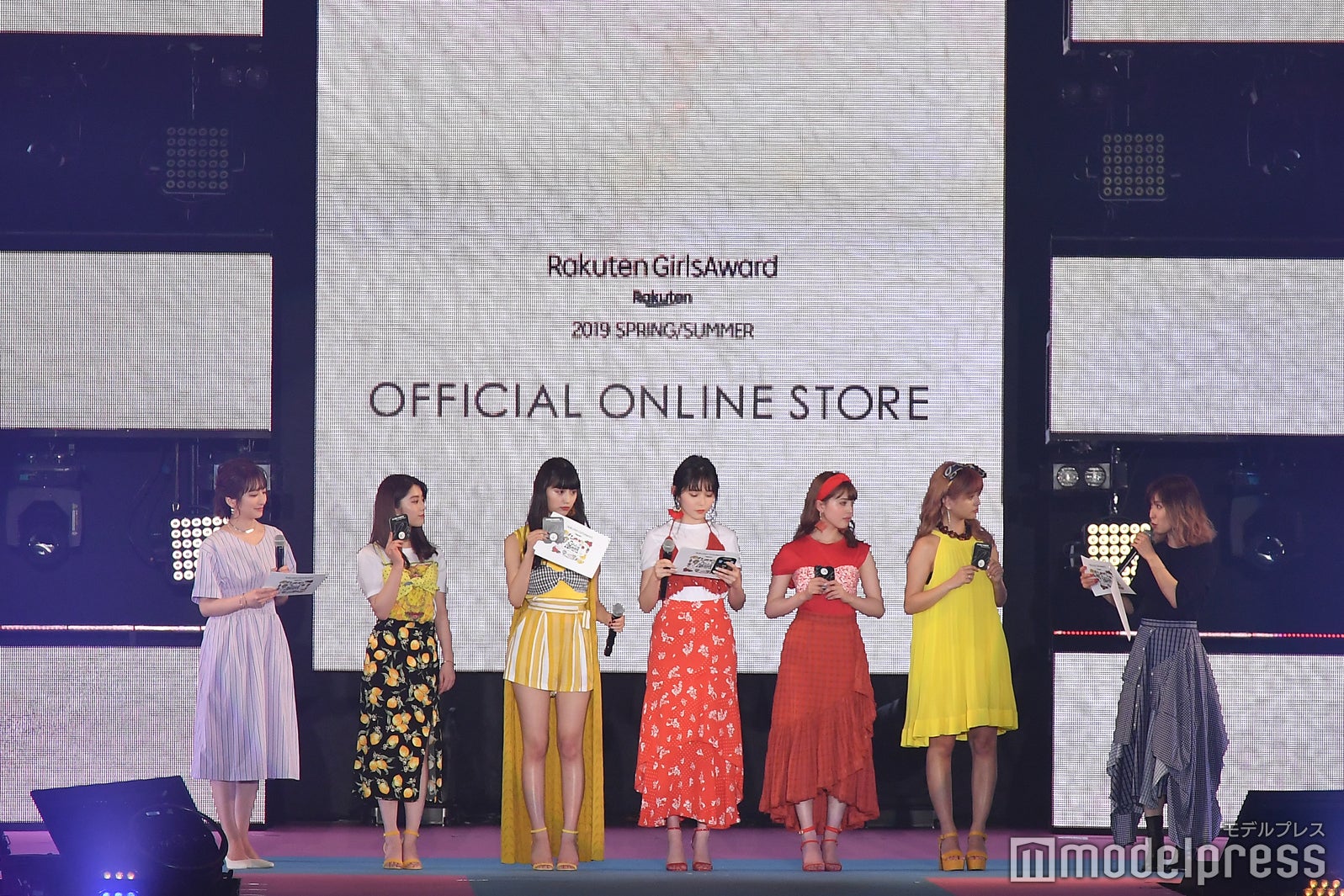 （左から）笹崎里菜、中野恵那、鶴嶋乃愛、久間田琳加、加藤ナナ、徳本夏恵、松岡茉優（C）モデルプレス