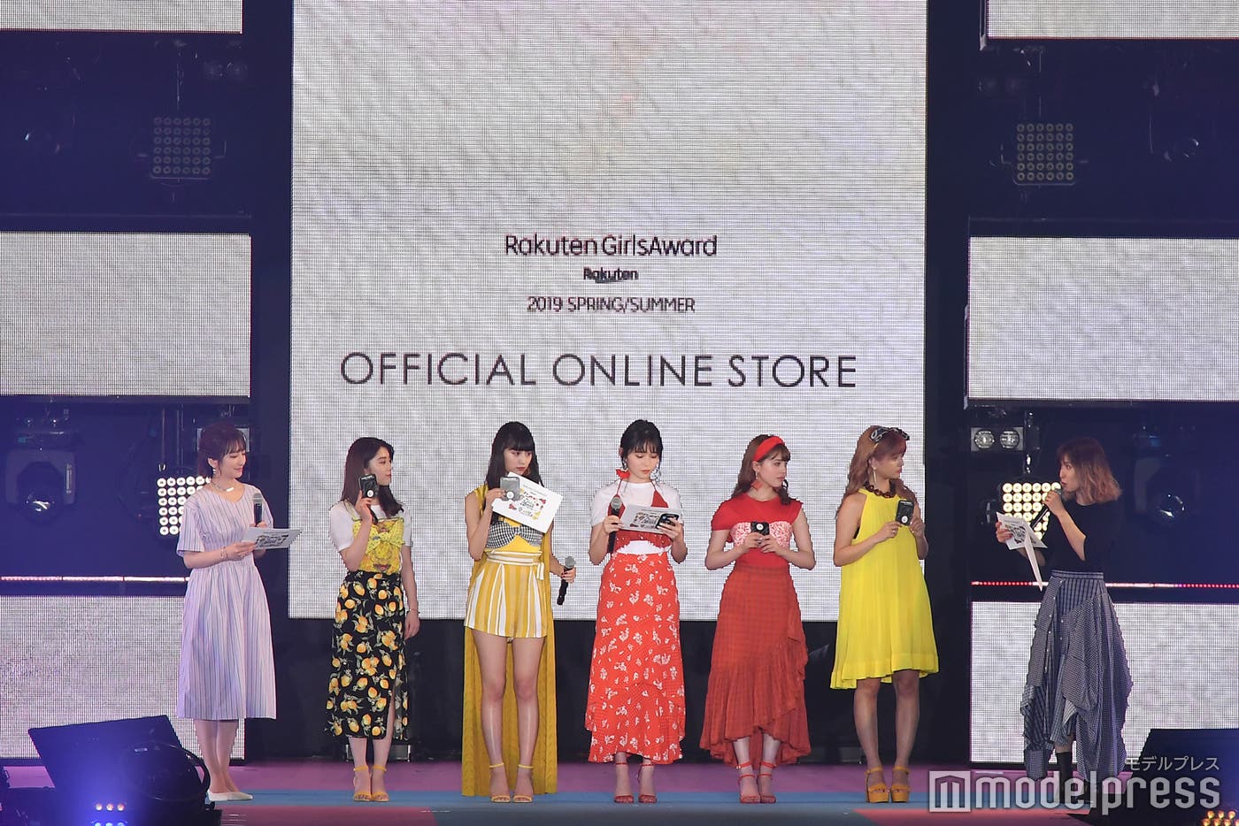 (左から)笹崎里菜、中野恵那、鶴嶋乃愛、久間田琳加、加藤ナナ、徳本夏恵、松岡茉優(C)モデルプレス