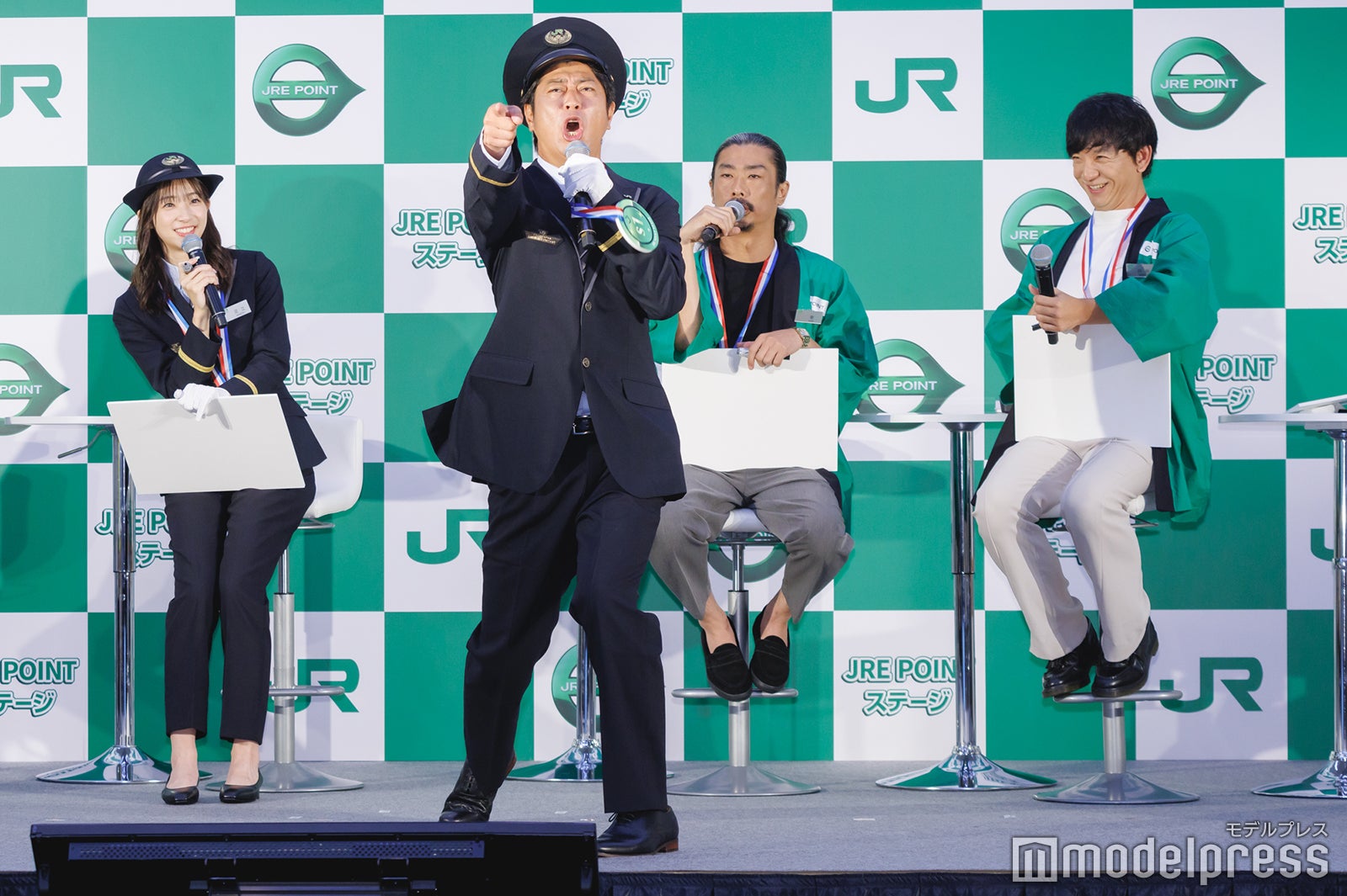 （左から）足立梨花、尾形貴弘、菅良太郎、向井慧（C）モデルプレス