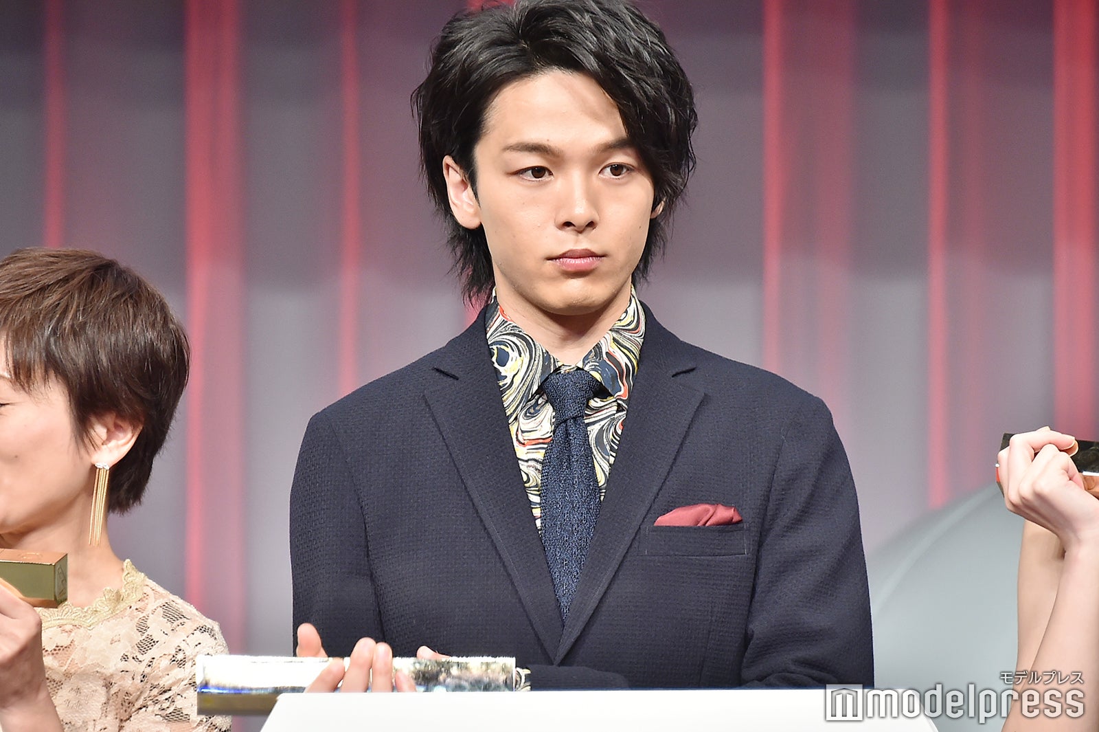 トロフィーをダンベルのように持ち上げていた中村倫也（C）モデルプレス