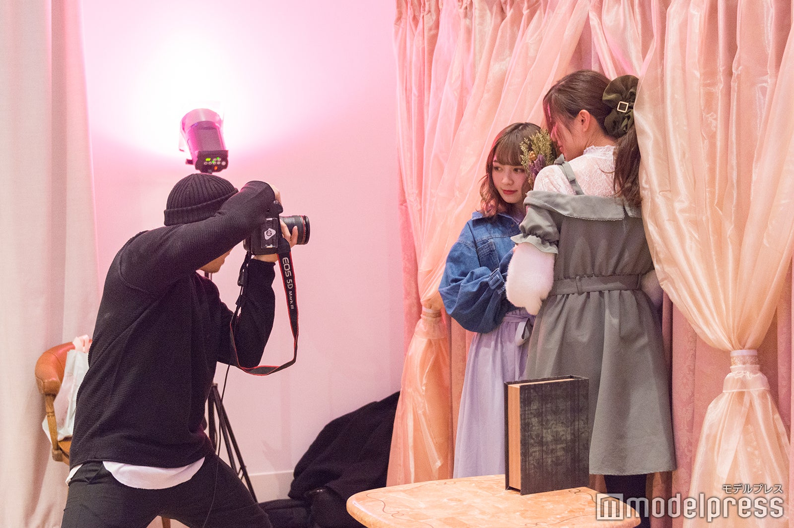 プロのカメラマンに撮ってもらえるフォトブースも（C）モデルプレス
