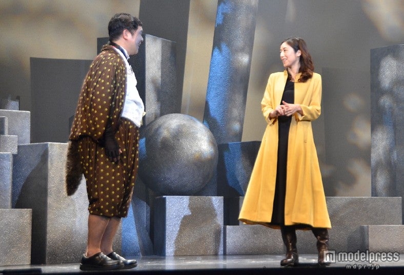 高岡早紀（右）