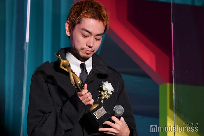 トロフィーを見つめる菅田将暉(C)モデルプレス