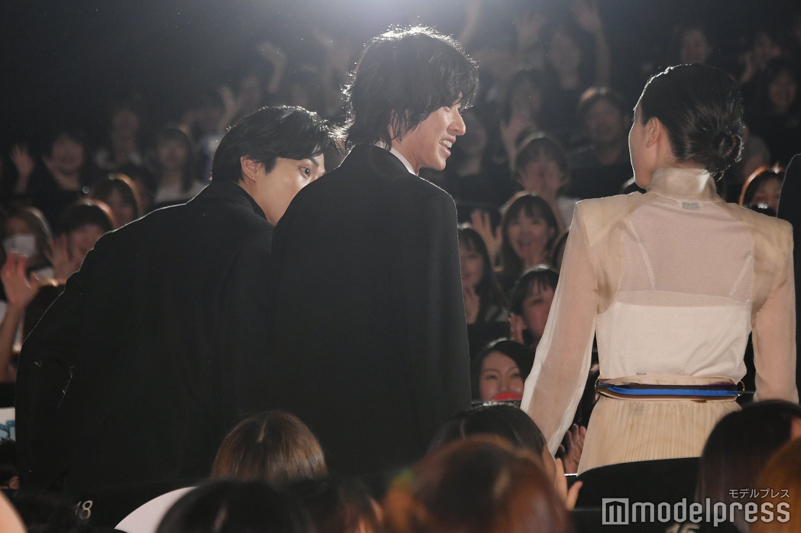 立ち位置を確認する新田真剣佑、山崎賢人、永野芽郁 （C）モデルプレス