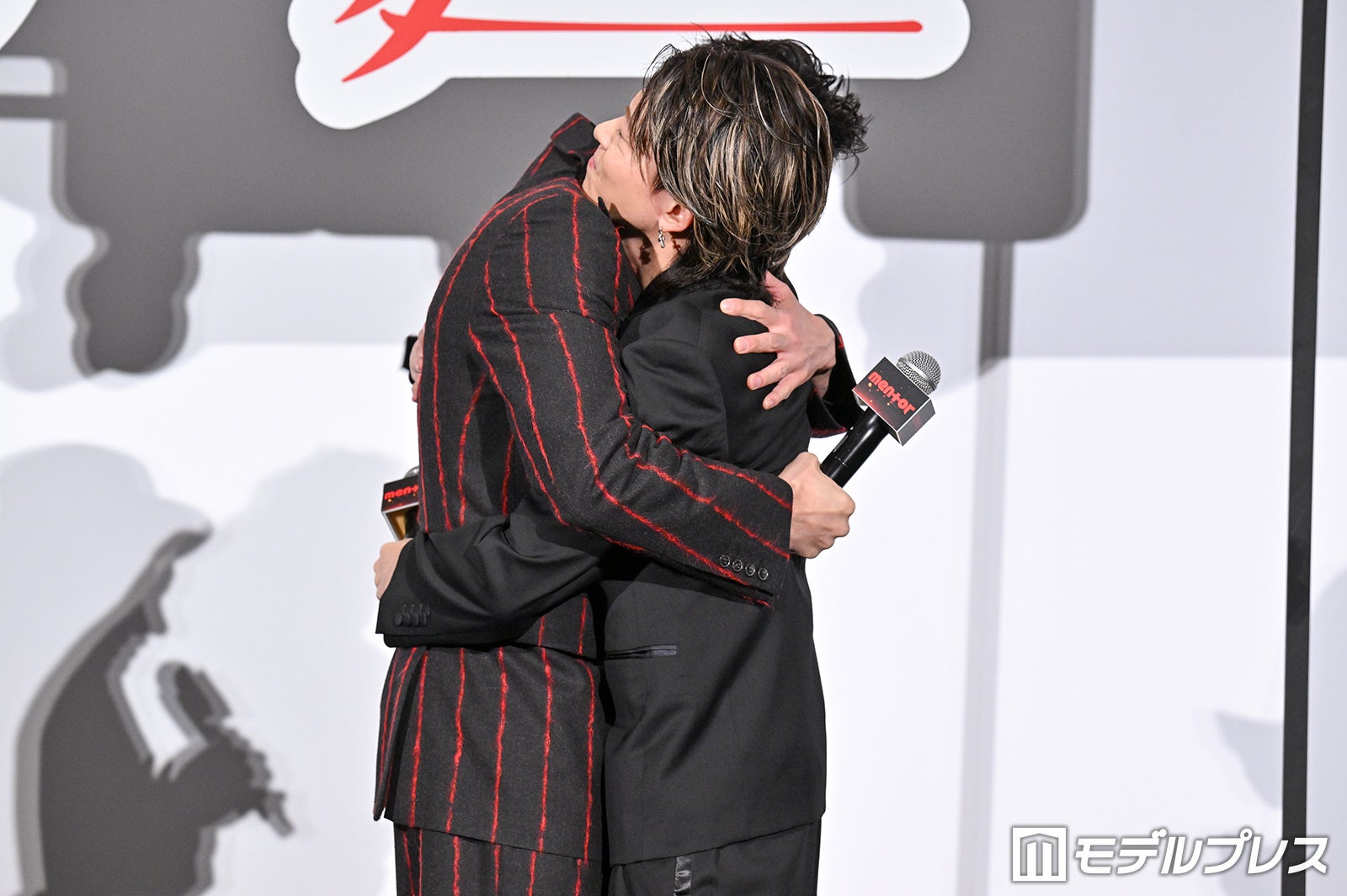 ステージ上でハグする磯村勇斗、末澤誠也（C）モデルプレス