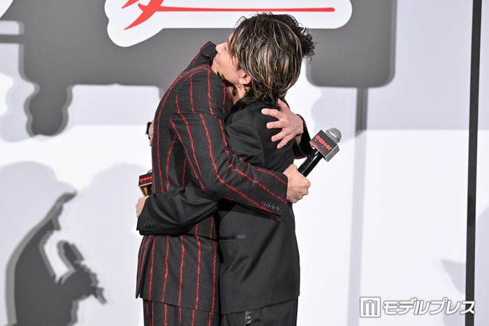 ステージ上でハグする磯村勇斗、末澤誠也(C)モデルプレス