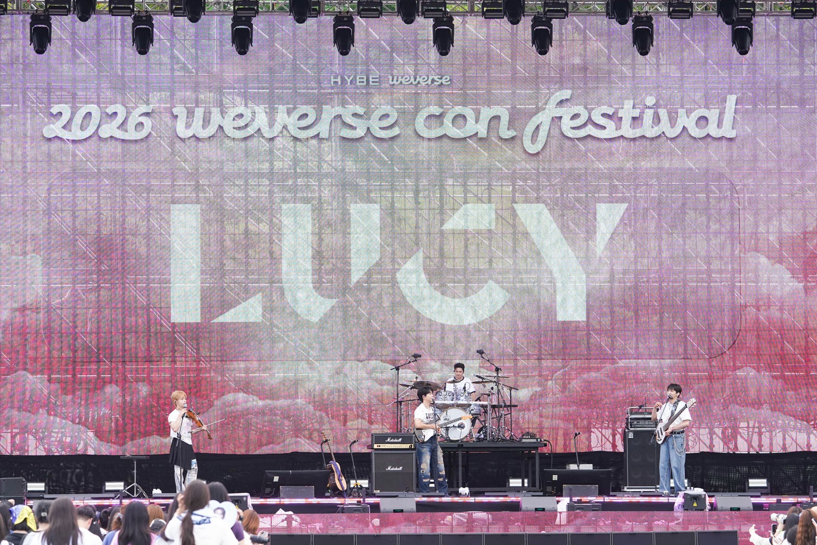 LUCY「Weverse Park」（C）2026 Weverse Con Festival