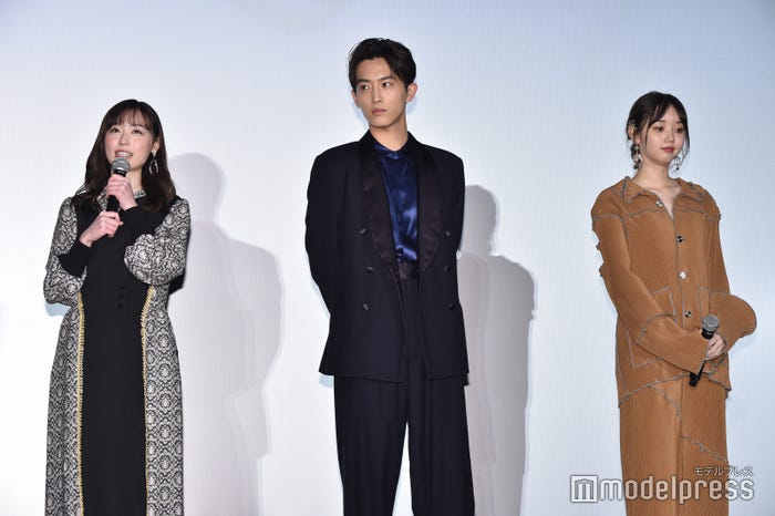 (左から)福原遥、杉野遥亮、江野沢愛美(C)モデルプレス