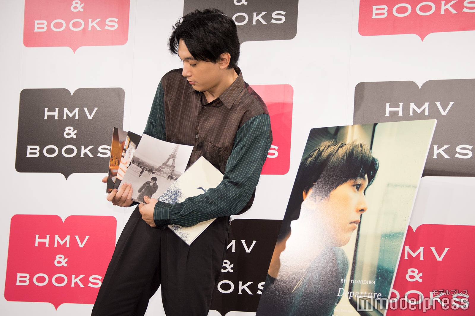 3冊をうまく持つのに苦労していた吉沢亮（C）モデルプレス