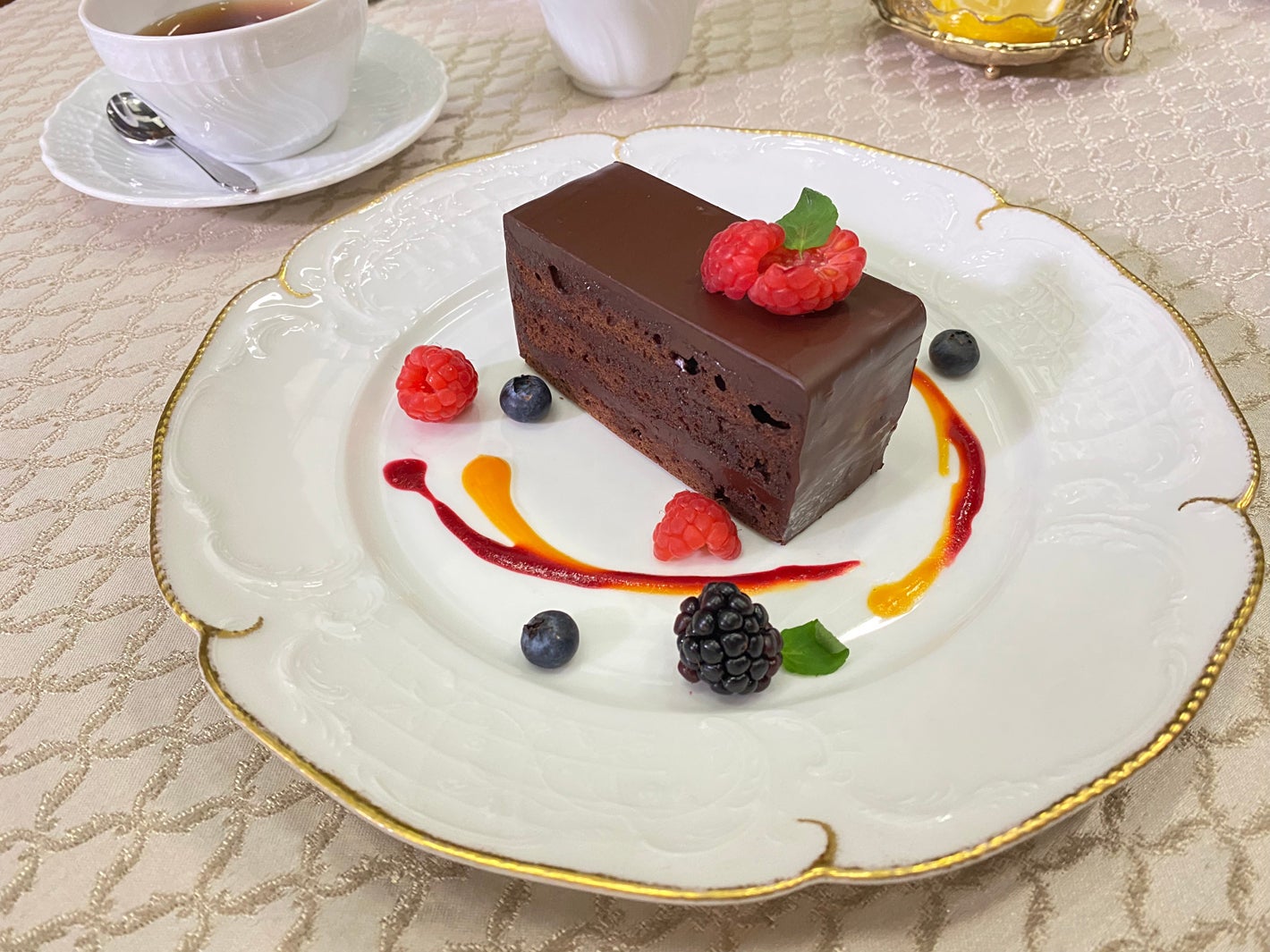 CM内には美味しそうなスイーツも登場