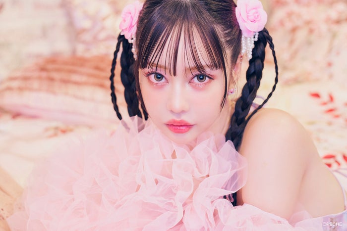 中村里砂、肩出しミニワンピで肌見せ 三つ編みヘアが可愛い＜PECHE_party＞