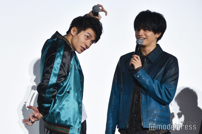 年男・岸優太(左)に「猪突猛進」イノシシポーズをさせる中島健人(右)/(C)モデルプレス