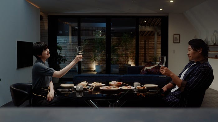 稲垣貴子、稲垣啓太/WEBムービー「ウォールフィットテレビのあるくらし」篇より(提供写真)