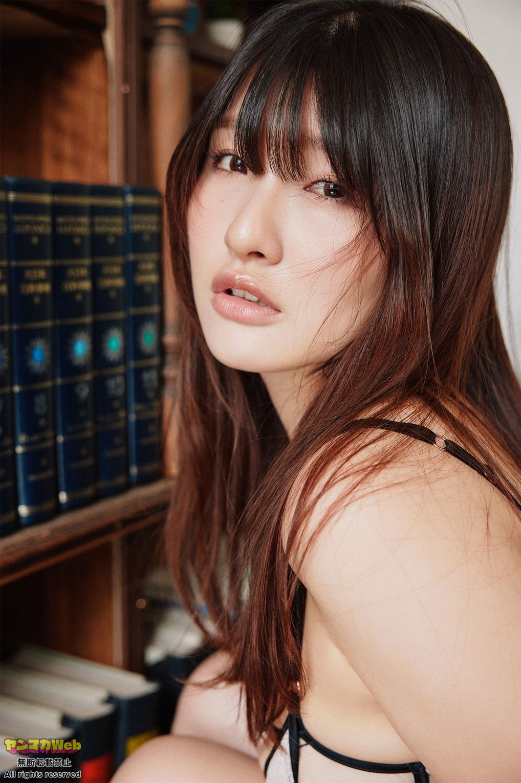 原つむぎ、美背中際立つランジェリー姿＆艶っぽい表情にドキッ