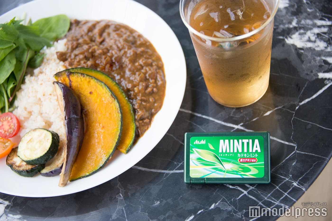 「ミンティア カテキンミント」は食後に。スリムなデザインでポケットinも楽々 (C)モデルプレス