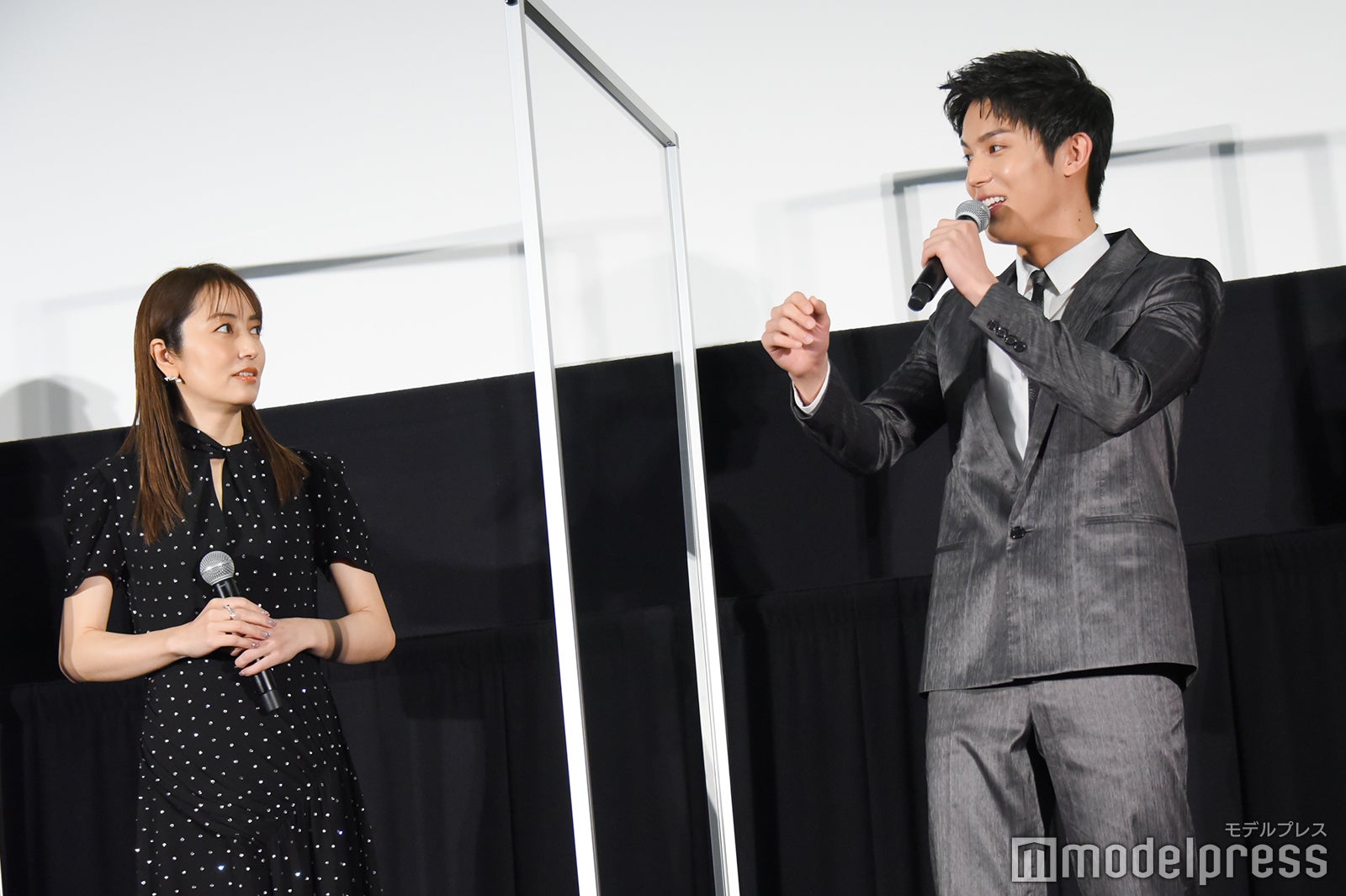 矢田亜希子、中川大志 （C）モデルプレス