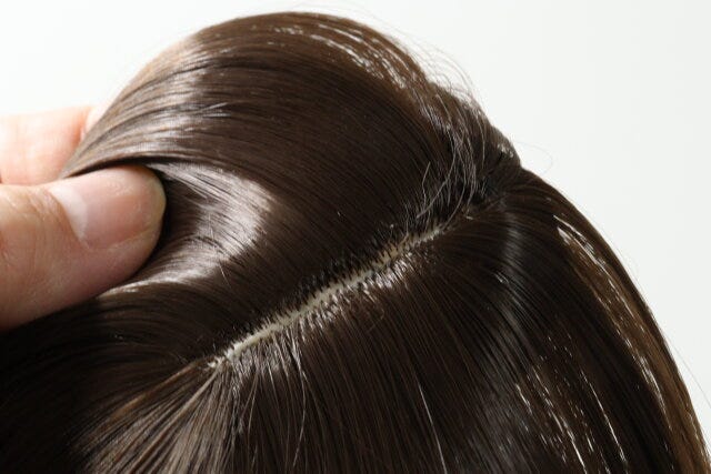 トップヘアウィッグ（分け目タイプ）　質感