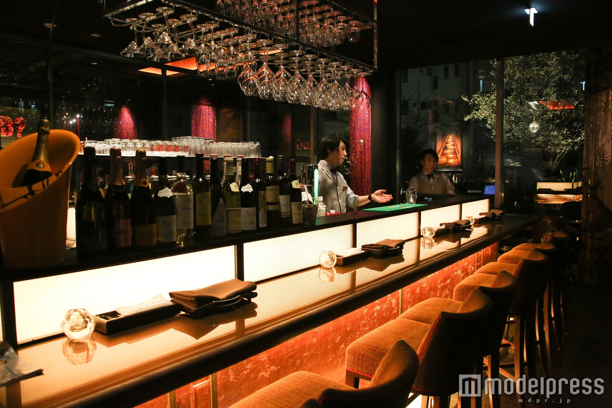 バーカウンター（C）モデルプレス