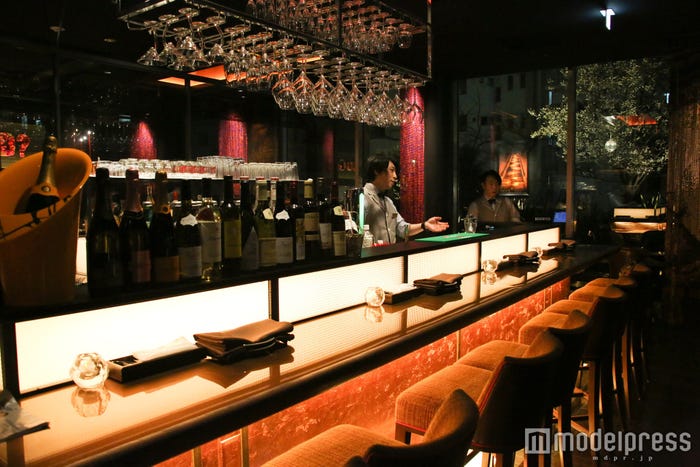 バーカウンター(C)モデルプレス