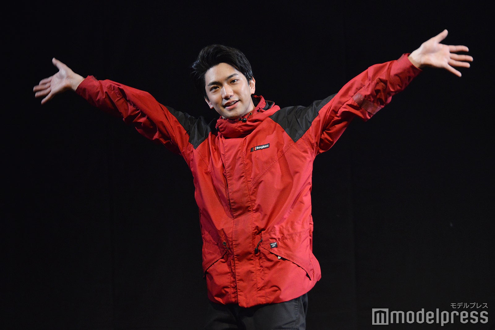 会見後「これからお昼食べてきまーす！」と手を振りながらステージを去る正門良規（C）モデルプレス