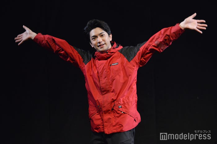 会見後「これからお昼食べてきまーす!」と手を振りながらステージを去る正門良規(C)モデルプレス