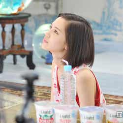 水原希子/ICEカップヌードル新CM「氷入れすぎた」篇メイキングカットより