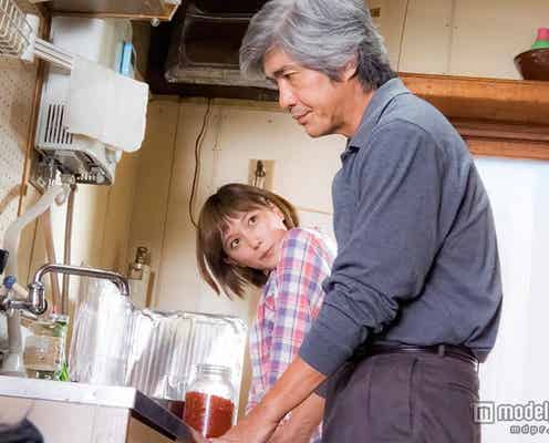 本田翼、“孤独の女”で魅せる 佐藤浩市と初共演2ショット解禁