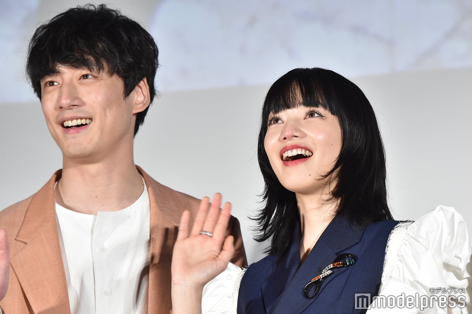 坂口健太郎、小松菜奈 （C）モデルプレス