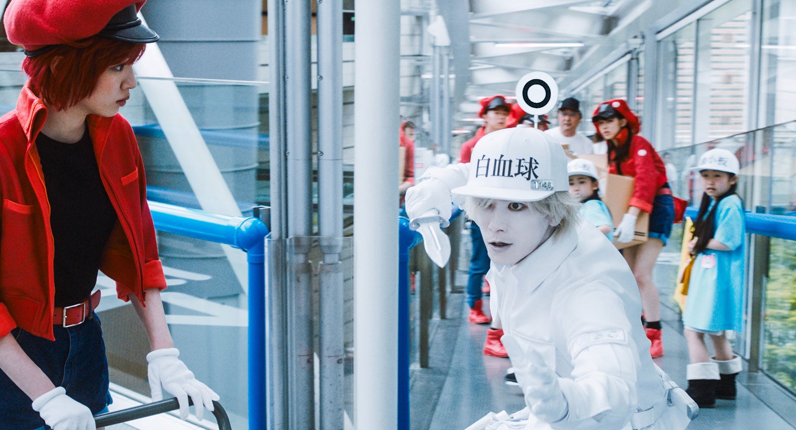 永野芽郁、佐藤健／映画「はたらく細胞」場面写真（C）清水茜／講談社（C）原田重光・初嘉屋一生・清水茜／講談社（C）2024映画「はたらく細胞」製作委員会