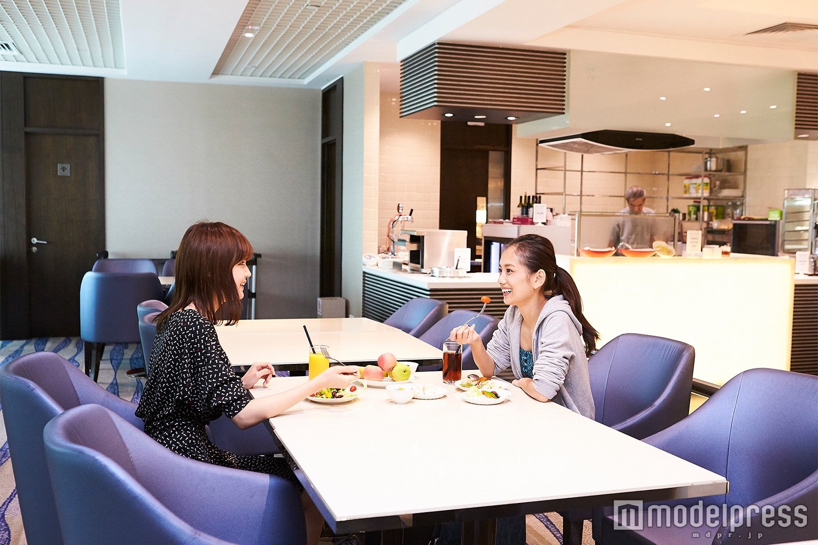 専用ラウンジ／左から：村田倫子、武智志穂（C）モデルプレス