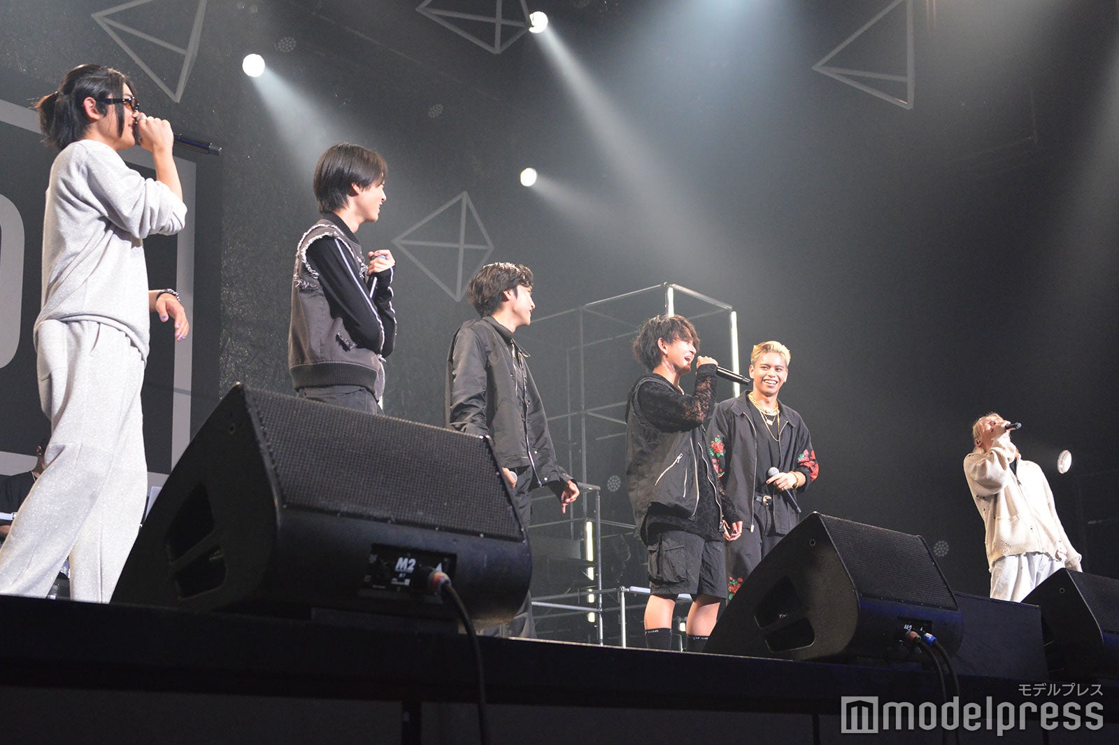 edhiii boiのモノマネをするSKY-HIとそれを見守るトレーニー（C）モデルプレス