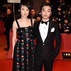 夫婦揃って「ベルリン国際映画祭」出席した（左から）菊地凛子、染谷将太／photo：Getty Images【モデルプレス】