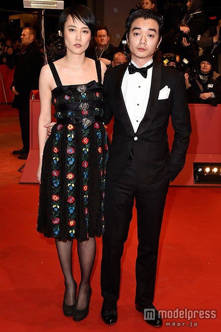 夫婦揃って「ベルリン国際映画祭」出席した（左から）菊地凛子、染谷将太／photo：Getty Images【モデルプレス】