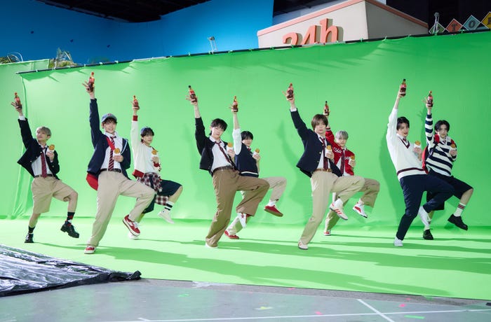 &TEAM/新CM「コチる放課後アンセム 『コンビニ』篇」メイキングより(提供写真)