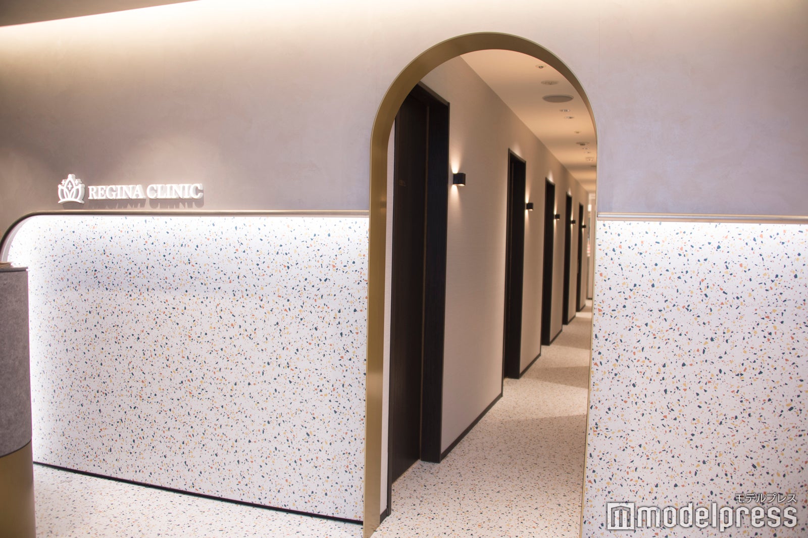施術ルームが奥までずらり（C）モデルプレス