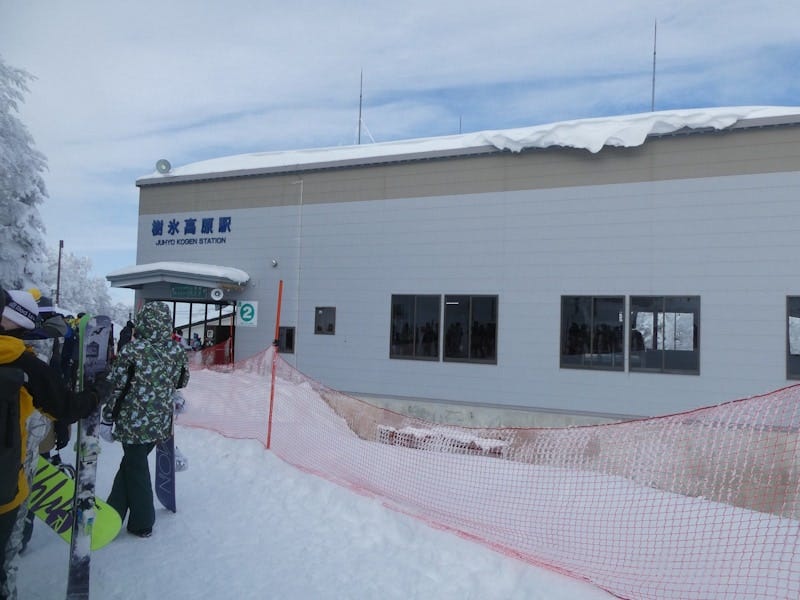 山麓線と山頂線の乗り換え駅となる蔵王ロープウェイ 樹氷高原駅（2024年1月撮影）