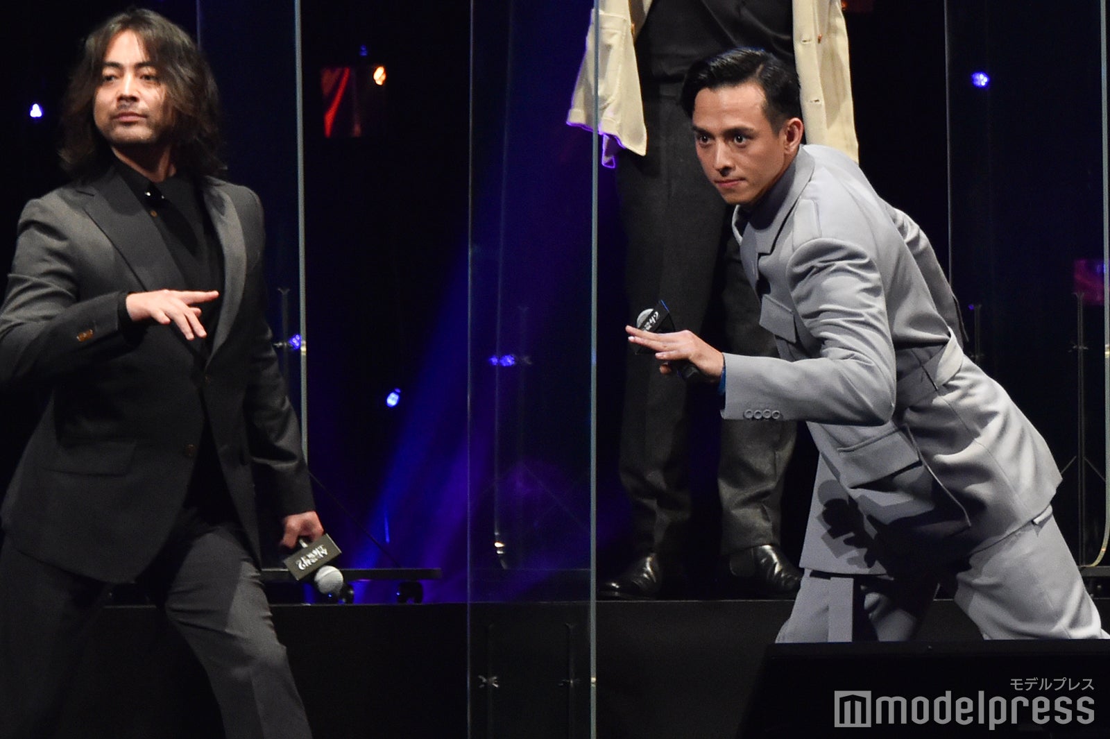 ポーズを決める山田孝之、満島真之介 （C）モデルプレス