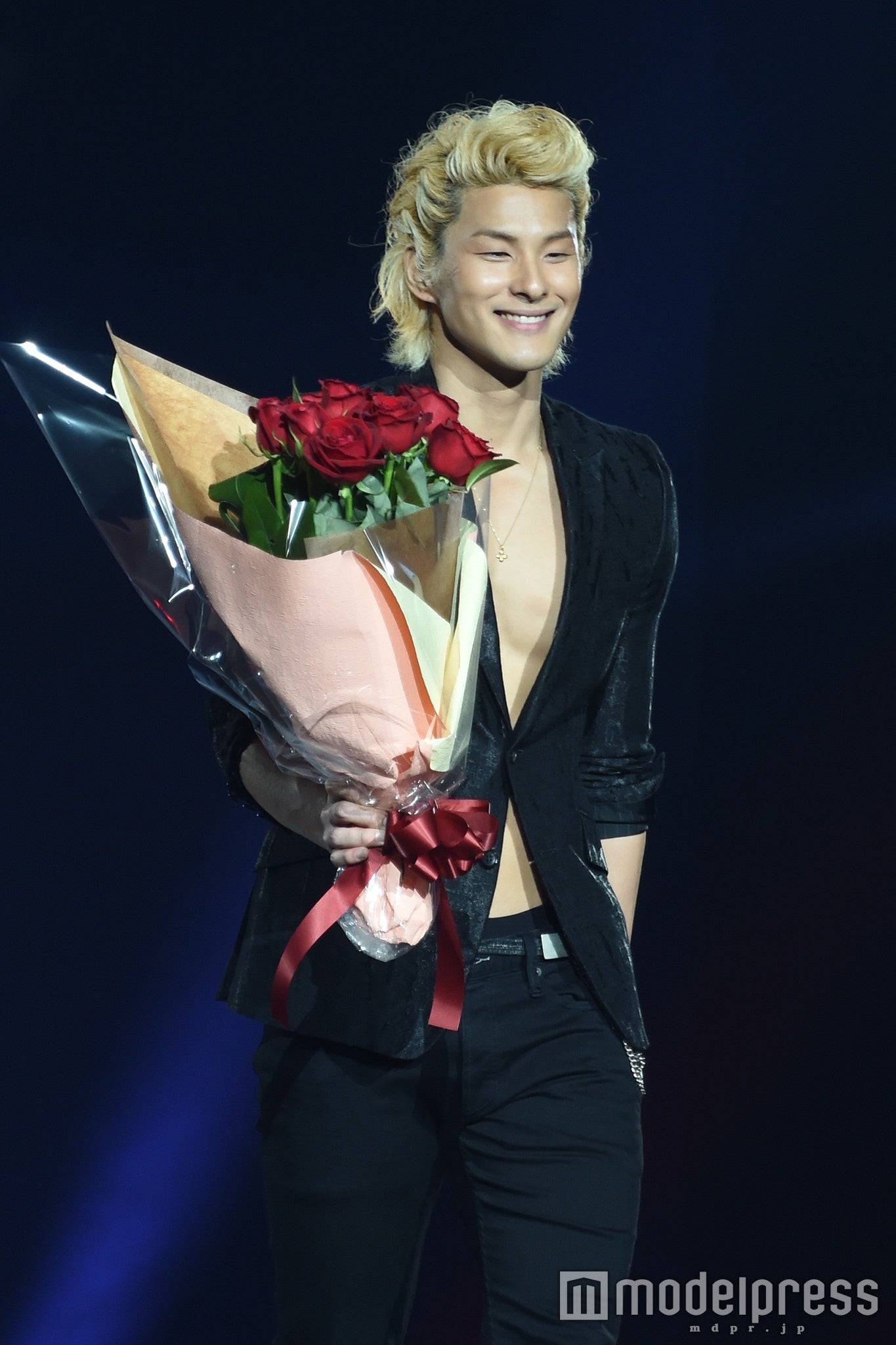 「ダメ恋」で話題の鈴木貴之、“裸×ジャケット”で肉体美披露　黄色い歓声飛び交う＜神コレ2016S／S＞